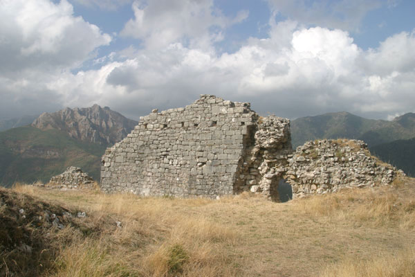 Lucchio (600Wx400H) - Ruins of the Castle - photo courtesy of Paolo Ramponi - castellitoscani.com 
