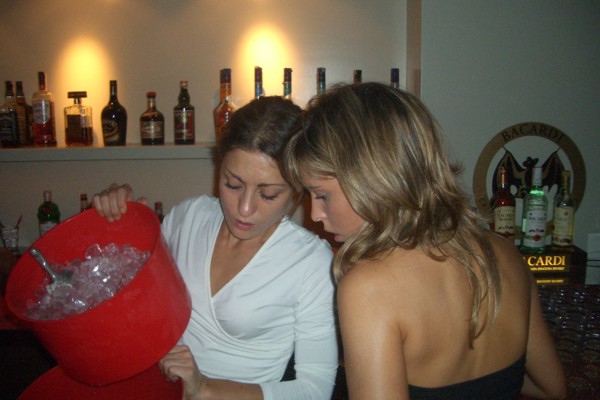Girls working in da club (600Wx400H) - Bartender aniela and spanish waitress working ... (dolcezucchero - spring 2004 - photo by Chris) 