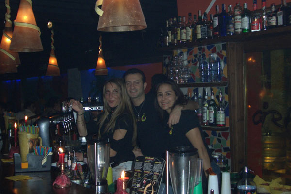 Girasol en la barra (600Wx400H) - Girasol en la barra en pleno trabajo. Argentina, Mexico y nuestro colega europeo Italiano.......Obviamente hacemos el brindis a la diversidad!!! 