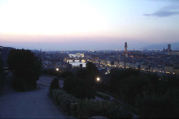 Michelangelo by night (600Wx400H) - Piazzale Michelangelo by night (Photo by Marion Schaper) 