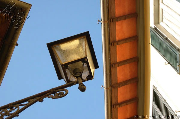 Street lamp in S. Spirito (600Wx400H) - Hidden street in Santo Spirito in a perfect winter day. (Photo by Marco De La Pierre) 