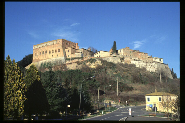 S. Giovanni d'Asso (600Wx400H) - The Castle - photo courtesy of Paolo Ramponi - castellitoscani.com 