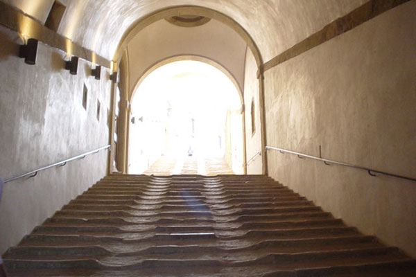 Belvedere's stairs (600Wx400H) - The beautiful main entrance of Forte Belvedere
(Photo by Danette St Onge, San Francisco) 