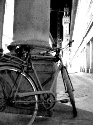 Bike at Uffizi (299Wx400H) - Bike parked at Uffizi, in front of Palazzo Vecchio (Photo by Gianluca Tufano - <a href='http://www.gianlucatufano.com' target='_blank'>Gianluca Tufano website</a>) 