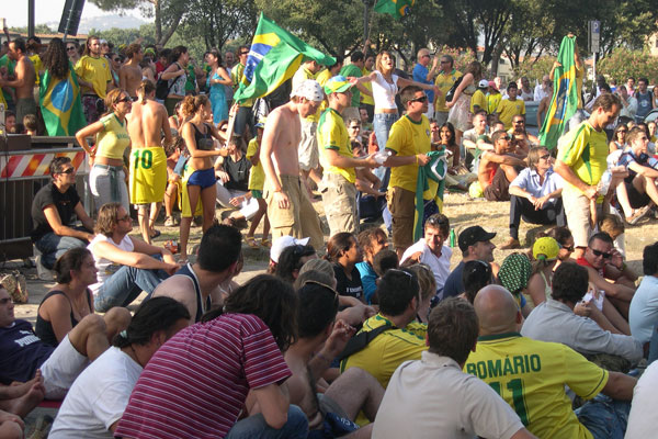 World Championship 2006 (600Wx400H) - Brazilian fans in front of the Maxi-Screen in located in San Niccol, Florence. Match Brazil-Ghana 3-1. (Photo by Marco De La Pierre) 