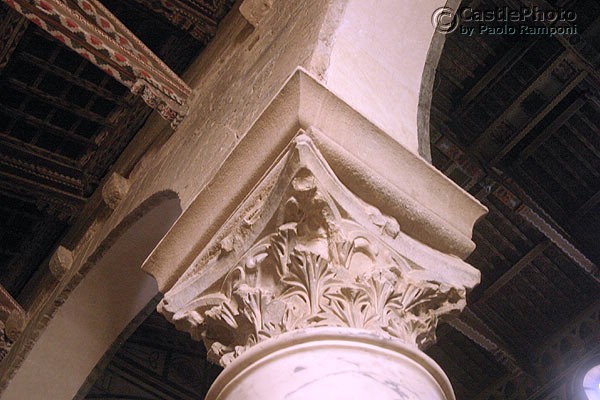 Carved capital (600Wx400H) - Another carved stone column. (Photo by Paolo Ramponi) 