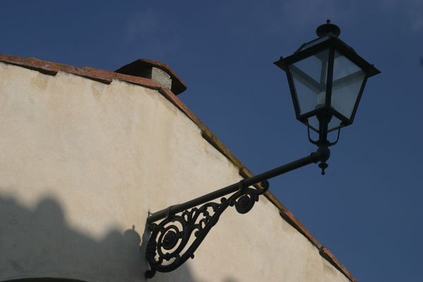 Florence country house (600Wx400H) - Street lamp in the hills around Florence..(Photo by Marco De La Pierre) 