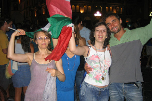 Calcio Fans! (600Wx400H) - Italian Calcio Fans in Piazza Repubblica, Florence (Photo by Nicola & Joselia) 