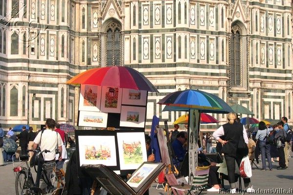 Artists in Duomo (600Wx400H) - Artists, tourists, umbrellas in Piazza del Duomo 