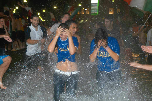 A dive in the fountain! (600Wx400H) - The fountains all over Italy have been invaded by thousands of fans coming from all around the world(Photo Courtesy of Repubblica.it) 