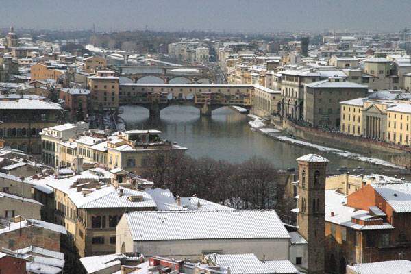 Ponte Vecchio (600Wx400H) - 28th December 2005 -  Ponte Vecchio under the snow... (Photo by Marco De La Pierre) 