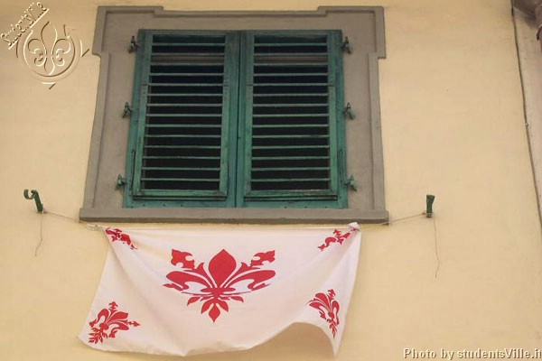 Il Giglio di Firenze (600Wx400H) - August 2003: after the announcement that the Florence team 'Fiorentina' was admitted to play in Italian Serie B many inhabitants of the city center have proudly exhibited this flag from their windows and balcons. (Photo by Marco De La Pierre) 