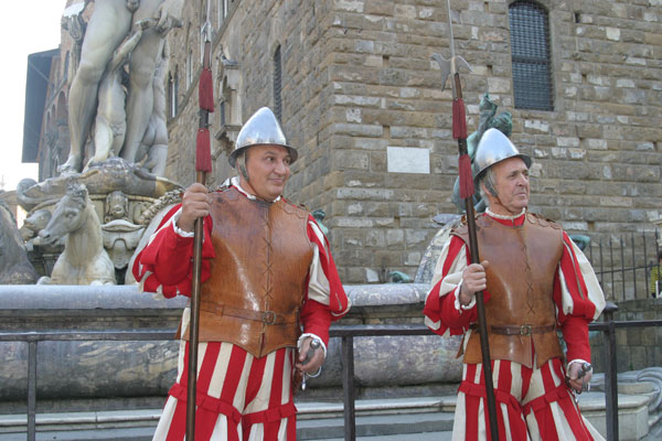 Guards in Florence (600Wx400H) - Guards in Florence...don't worry they are in the center of Florence only for the pleasure of the Japanese (and not only to be sincere!) tourists...(Photo by studentsVille.it) 
