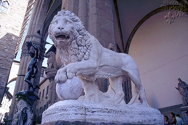 Loggia della Signoria (600Wx400H) - A lion roar at the Loggia della Signoria [also called Loggia dei Lanzi] entrance, on his back the Benvenuto Cellini's Perseo ...(Photo by Paolo Ramponi) 