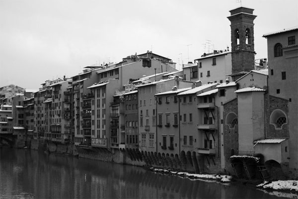 Lungarno of Florence (600Wx400H) - A white romantic view of Lungarno (Photo Courtesy of <a href='http://xoomer.virgilio.it/neveafirenze/' target='_blank'>Marco di Leo </a>) 
