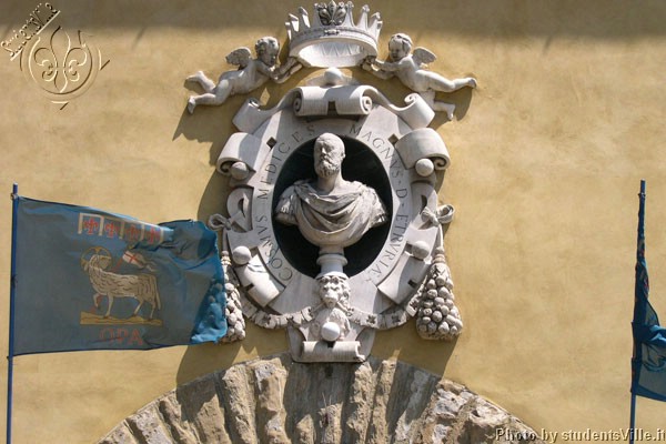 Cosimo d Medici (600Wx400H) - Cosimo d Medici portrait above the entrance of the 