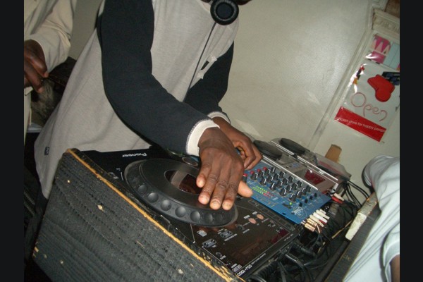 Dj mike's magic hands! (600Wx400H) - Dj Mike performing a hiphop dj session @ Dolcezucchero (photo by Chris) 