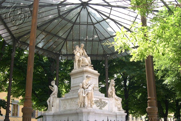 Piazza Demidoff (600Wx400H) - Statue in the garden of Piazza Demidoff (San Niccolò distrcit), along the river Arno. (Photo by Marco De La Pierre) 