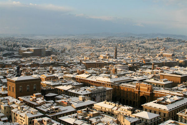 Piazza Repubblica (600Wx400H) - A view of Piazza Repubblica surrounded by the white city roofs (Photo Courtesy of <a href='http://xoomer.virgilio.it/neveafirenze/' target='_blank'>Marco di Leo </a>) 
