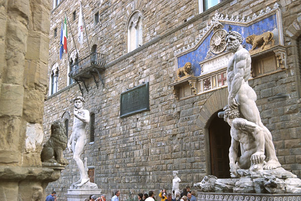 Palazzo Vecchio (600Wx400H) - From the Loggia dei Lanzi: the statues of 'Ercole e Caco' and 'David', the scenography is Palazzo Vecchio (Photo by Paolo Ramponi) 