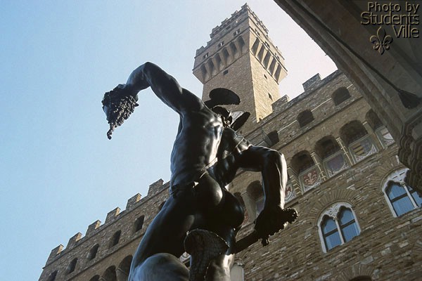 Perseo (600Wx400H) - The main facade of Palazzo Vechio viewed from behind Benvenuto Cellini's Perseo (Photo by Paolo Ramponi) 