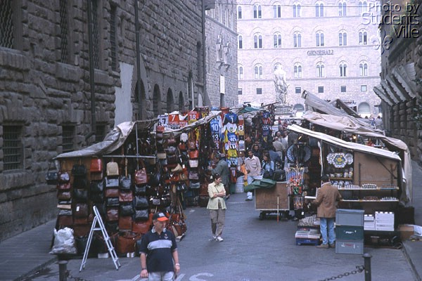 San Firenze (600Wx400H) - The market between Piazza S.Firenze e Piazza Signoria. (Photo by Marco De La Pierre) 