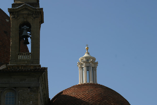 San Lorenzo church (600Wx400H) - San Lorenzo church: tower bell and chapel. A view. (Photo by Marco De La Pierre) 