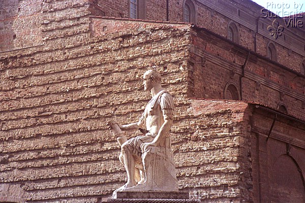 Statue (600Wx400H) - Giovanni dalle Bande Nere, father of Lorenzo il Magnifico (Photo by Paolo Ramponi) 