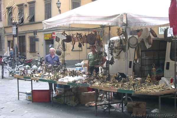Market in Santo Spirito (600Wx400H) - Everyday life in Santo Spirito . This square is one of the most sparkling and genuine place of the city either day or night. Not to be missed! (Photo by Marco De La Pierre) 
